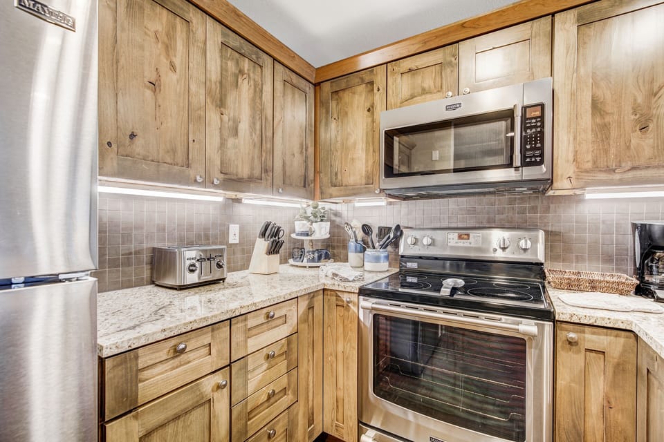 Condo, 2 Bedrooms | Private kitchen | Fridge, oven, coffee/tea maker, electric kettle