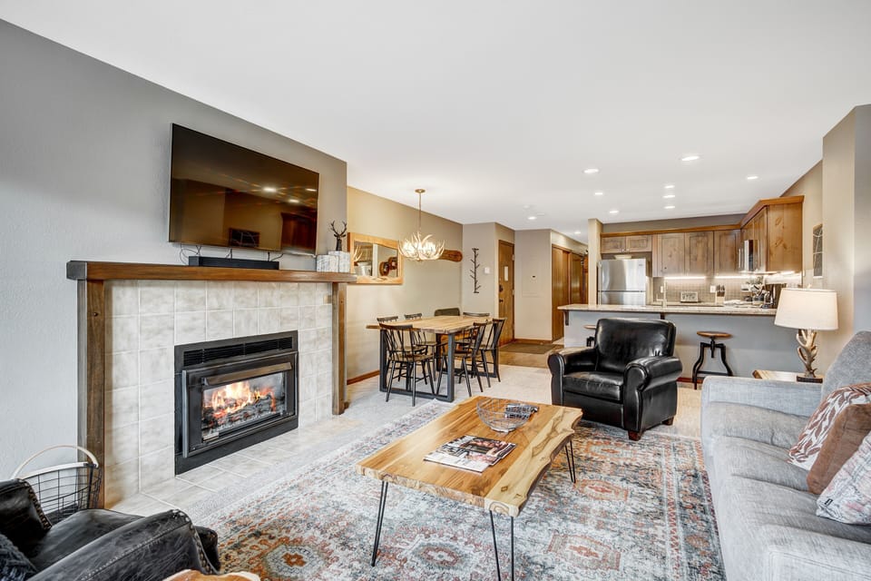 Condo, 2 Bedrooms | Living area