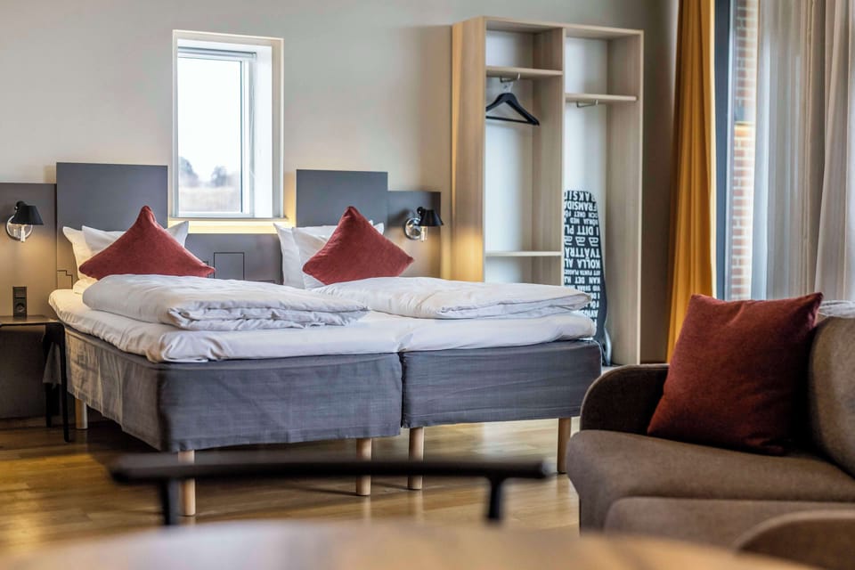 Master Suite | Hypo-allergenic bedding, in-room safe, desk, laptop workspace