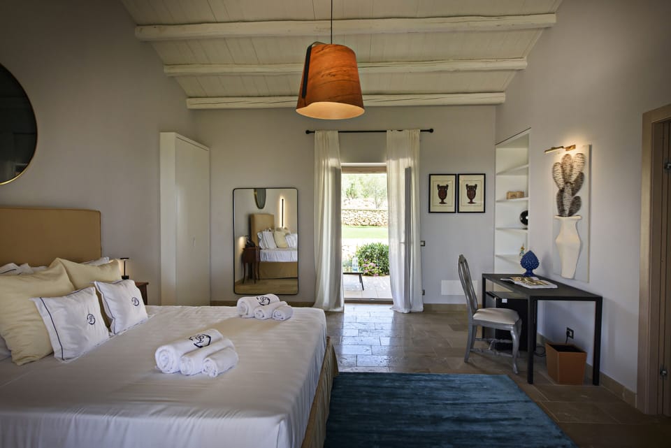 Deluxe Double Room | Minibar, in-room safe, iron/ironing board, free WiFi