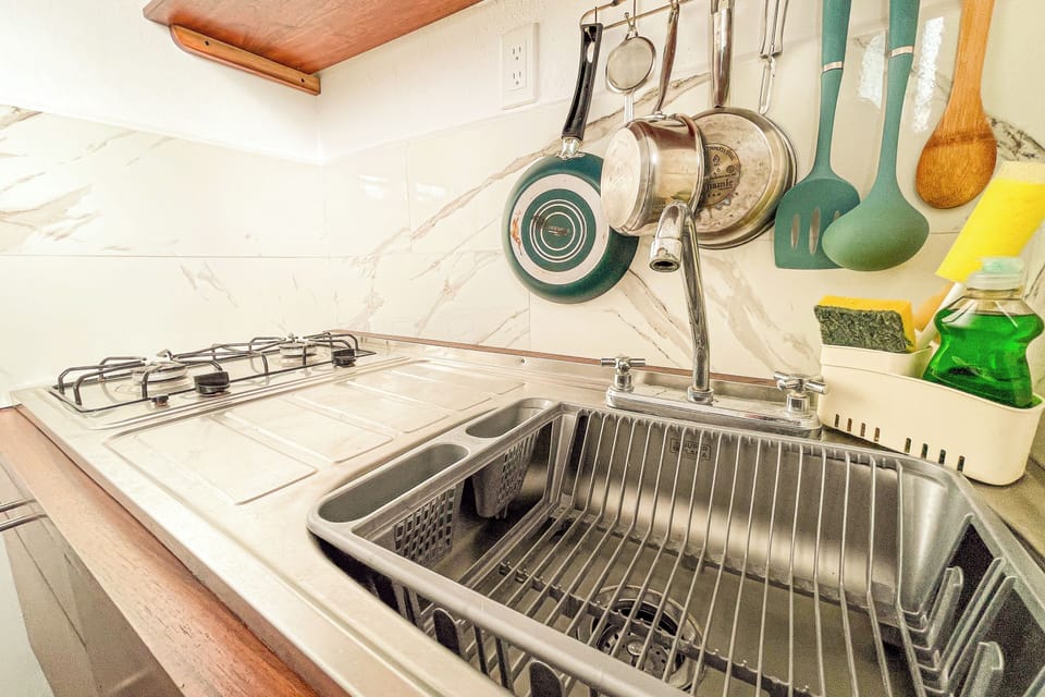 Classic Studio, Patio, Courtyard View | Private kitchen | Full-size fridge, coffee/tea maker, blender, cookware/dishes/utensils
