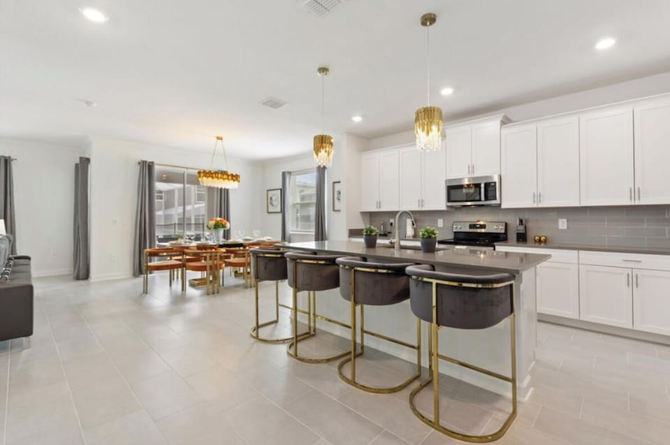 Family House, Multiple Bedrooms, Private Pool | Private kitchen | Fridge, microwave, oven, stovetop
