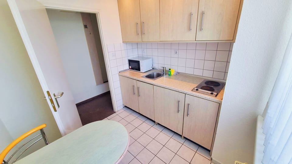 Family Apartment | Hypo-allergenic bedding, desk, blackout drapes, free WiFi