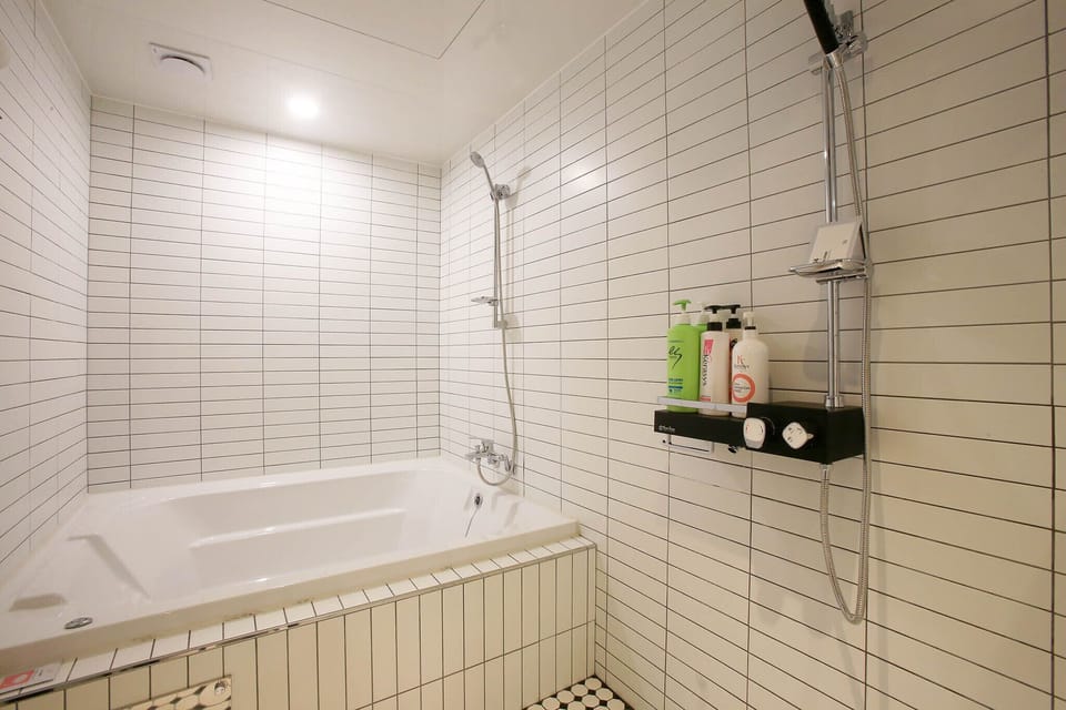 Studio Suite | Bathroom | Free toiletries, hair dryer, slippers, bidet
