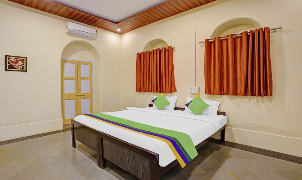 Deluxe Room | Desk, iron/ironing board