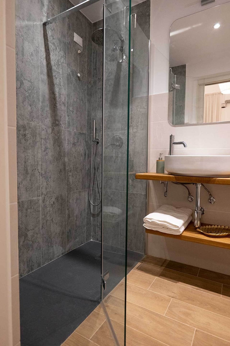 Standard Room | Bathroom | Shower, rainfall showerhead, hair dryer, bidet