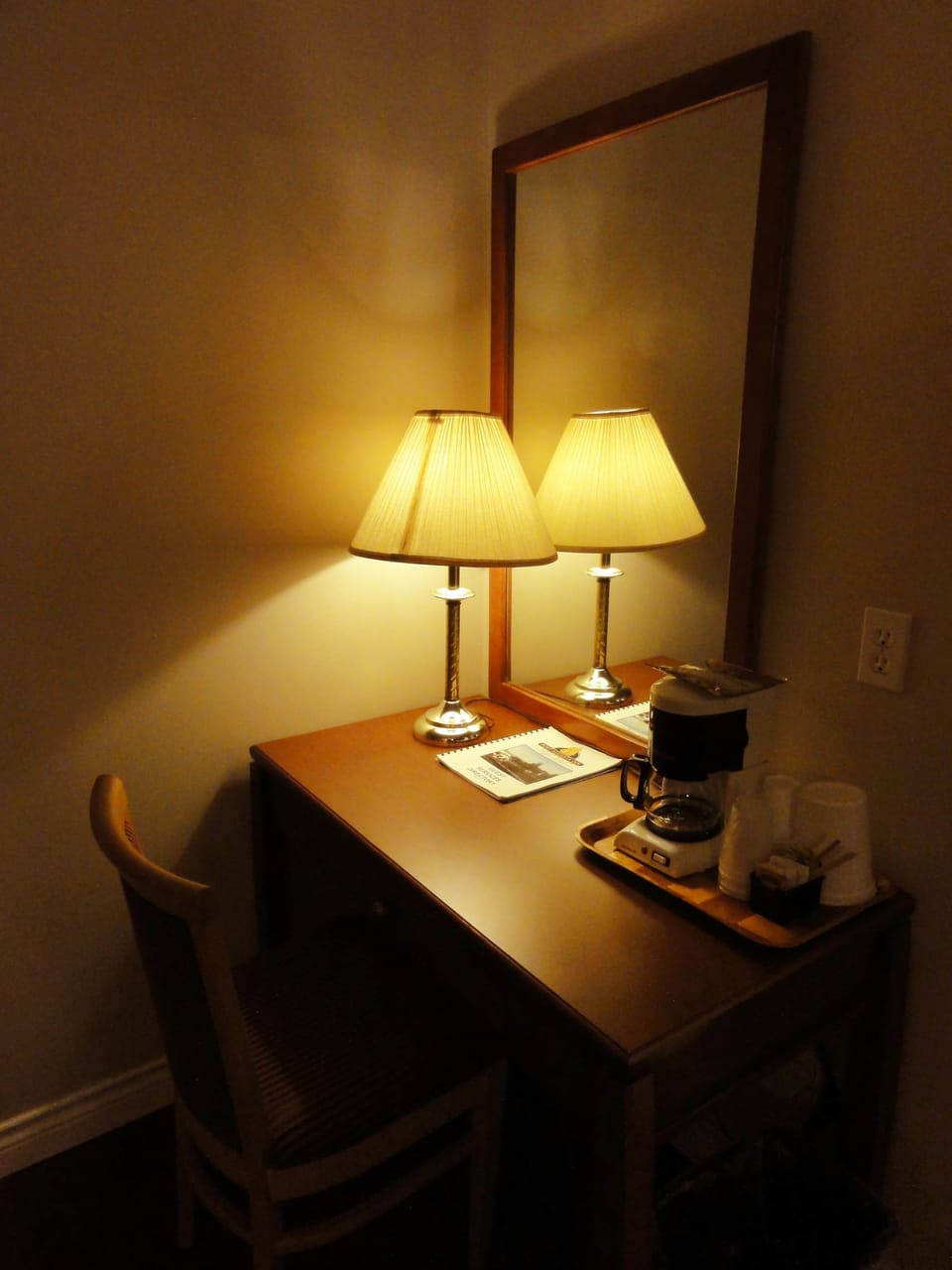 Standard Room, 1 Queen Bed, Ground Floor | Coffee and/or coffee maker