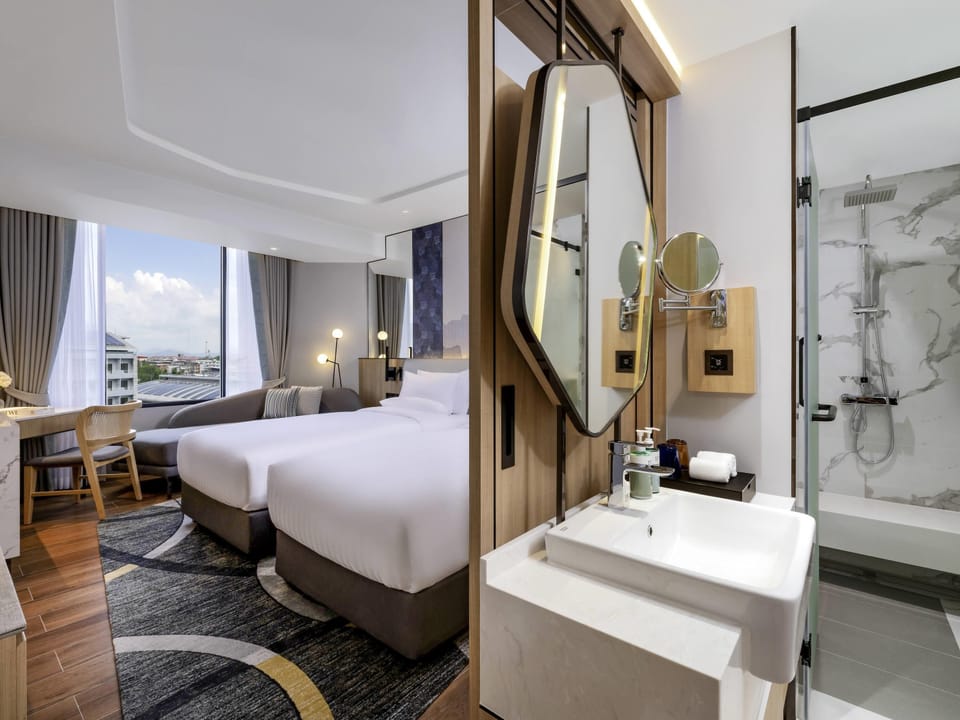 Standard Room Twin Beds | In-room safe, desk, laptop workspace, blackout drapes