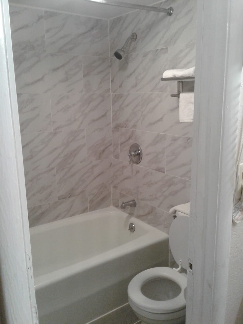 Combined shower/tub, hair dryer, towels