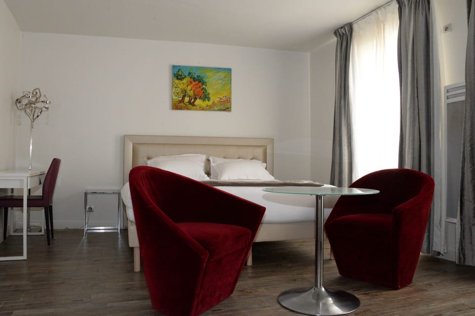Studio | Desk, iron/ironing board (on request), WiFi (free), alarm clocks