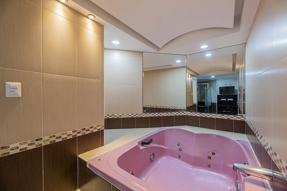 Jacuzzi Master Suite | Bathroom | Bathtub, free toiletries, hair dryer, slippers
