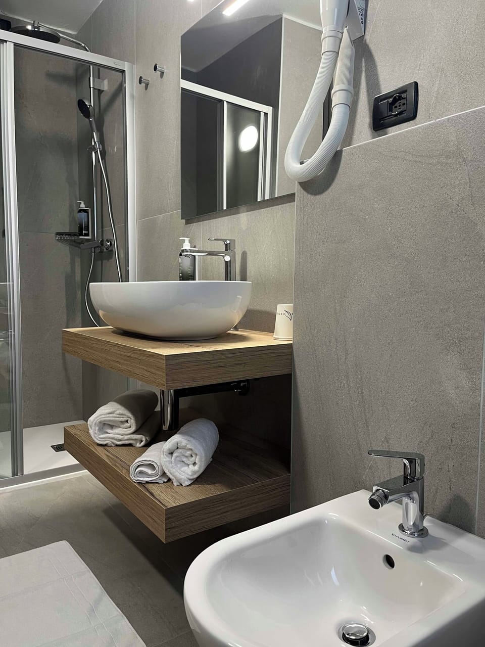 Triple Room | Bathroom | Free toiletries, hair dryer, bidet, towels