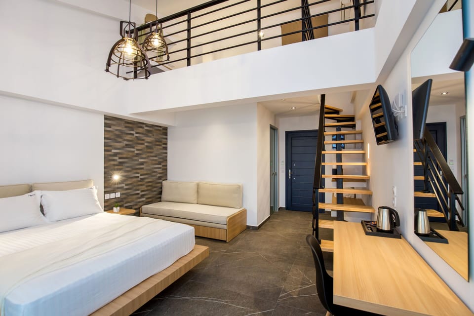 Loft Suites | Minibar, desk, laptop workspace, soundproofing