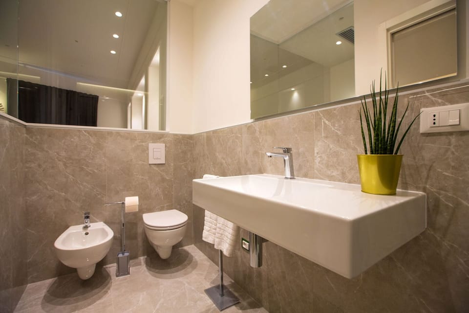 Superior Room, City View | Bathroom | Hair dryer, towels, soap, shampoo