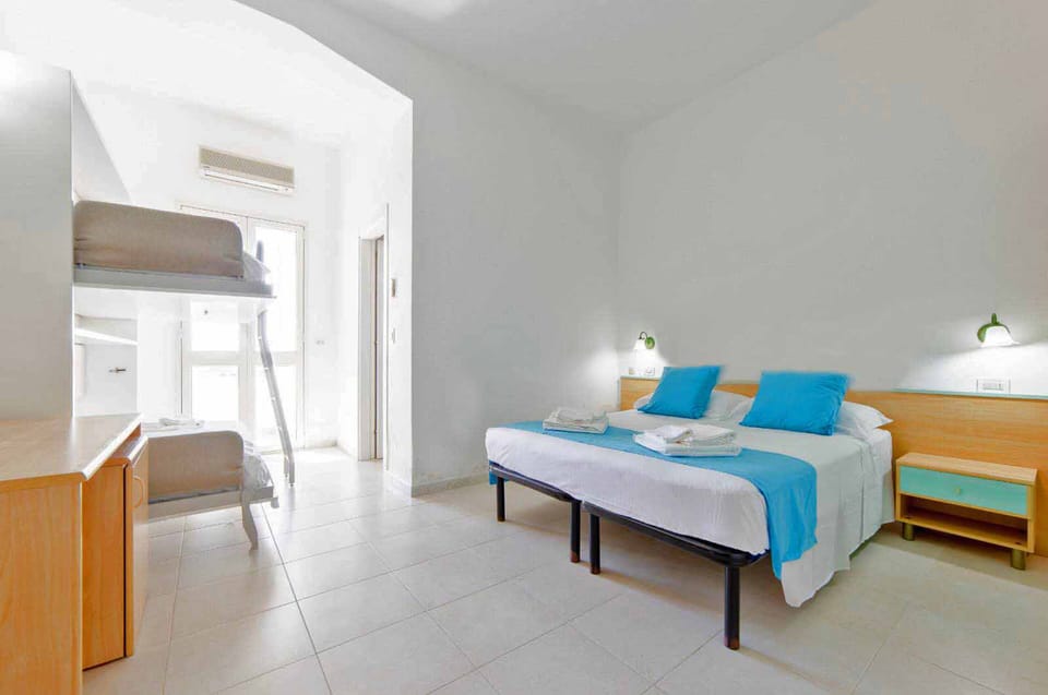Panoramic Quadruple Room | Desk, WiFi (free), bed sheets