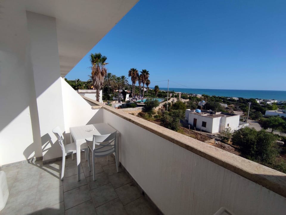Panoramic Triple Room | Desk, WiFi (free), bed sheets