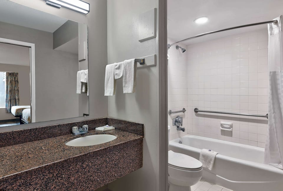 Combined shower/tub, towels