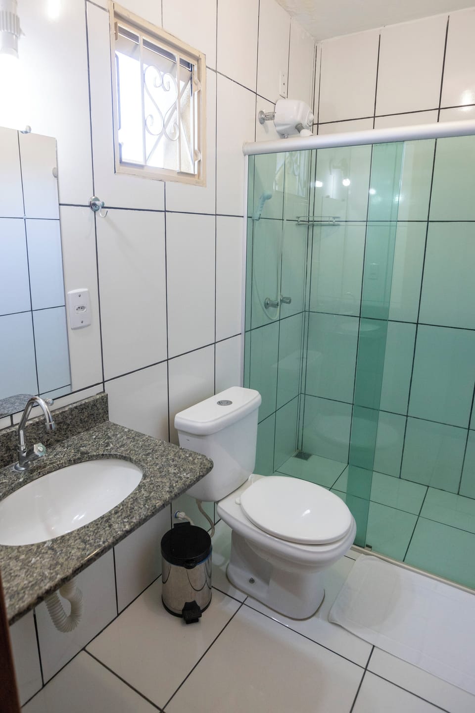 Shower, free toiletries, towels