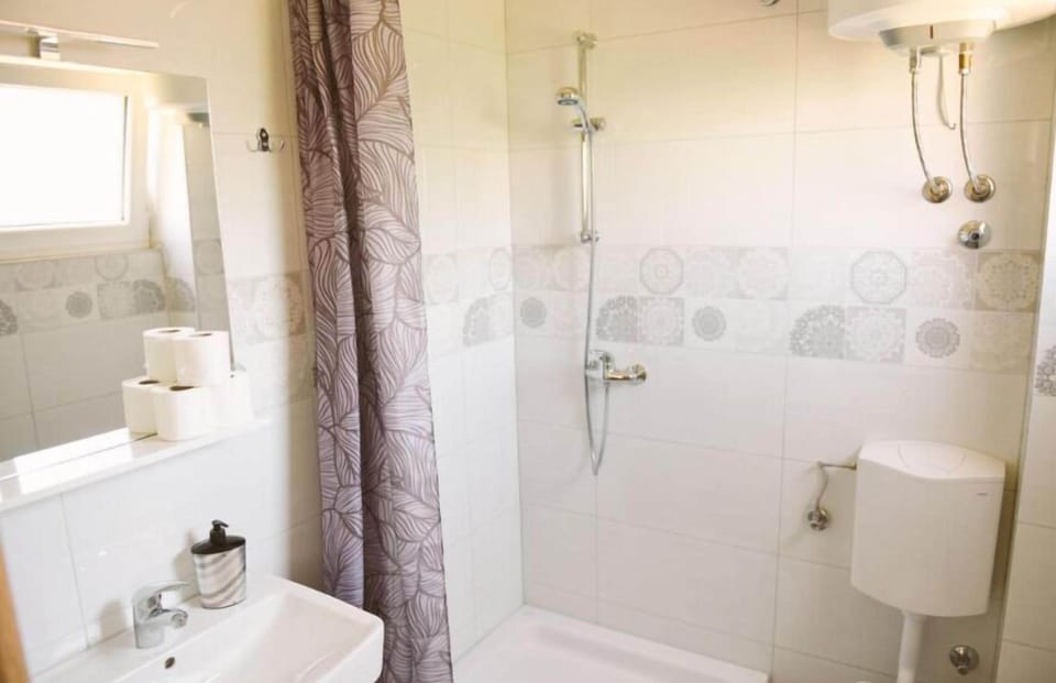 Deluxe Quintuple Room | Bathroom | Hair dryer