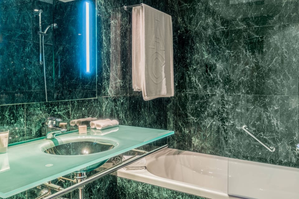 Combined shower/tub, free toiletries, hair dryer, towels