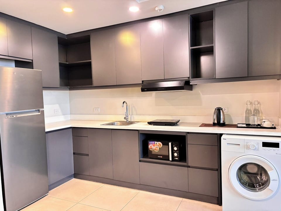 Premier Room | Private kitchen | Fridge, cookware/dishes/utensils, dining tables