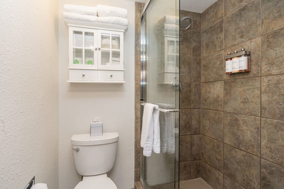 Studio | Bathroom | Towels, shampoo