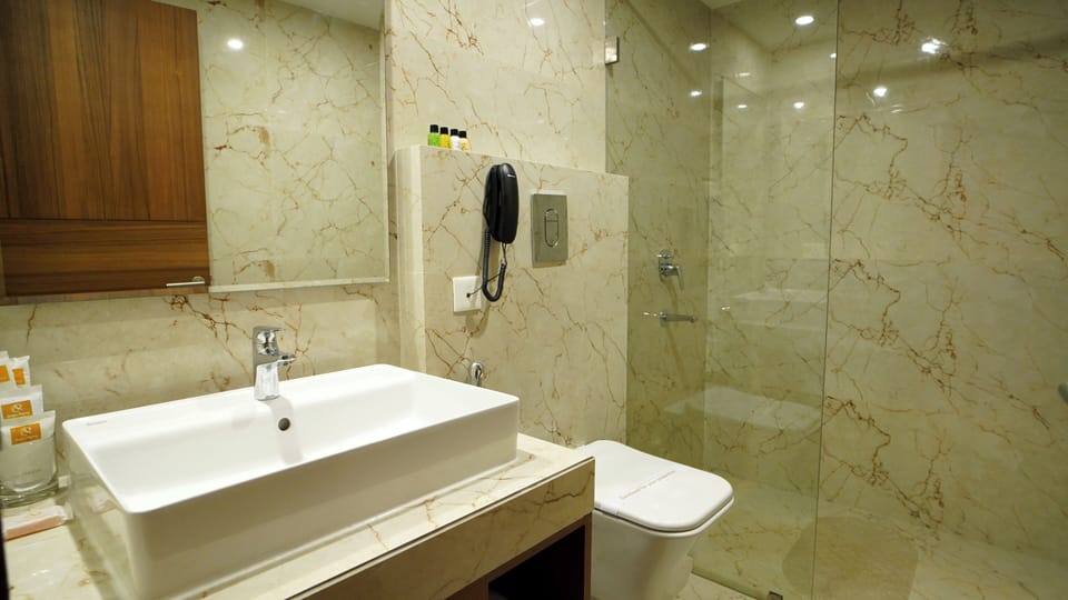 Premium Room with Garden View | Bathroom | Shower, rainfall showerhead, hair dryer, towels