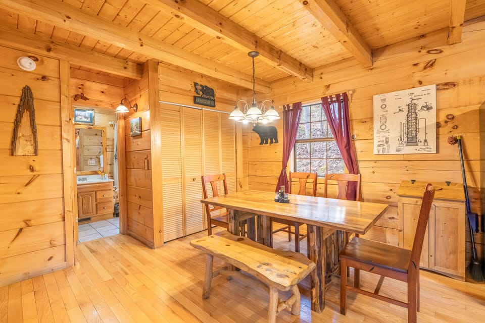 Family Cabin, 2 Bedrooms, Hot Tub, City View | In-room dining