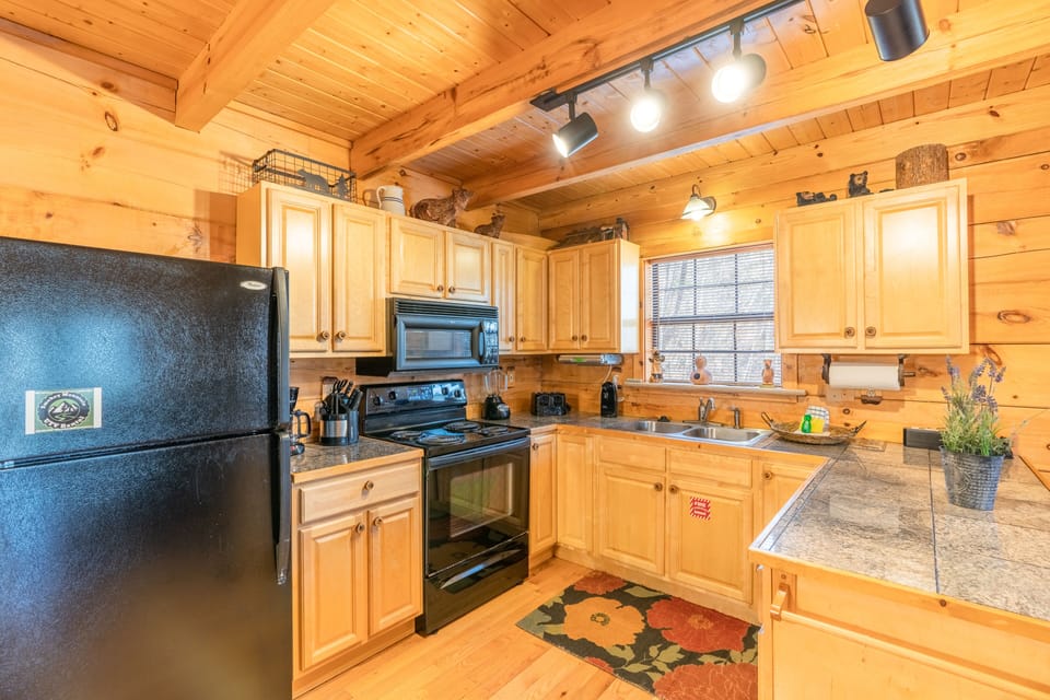 Family Cabin, 2 Bedrooms, Hot Tub, City View | Private kitchen | Fridge, microwave, oven, stovetop