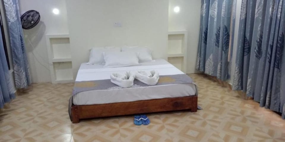 Shower, rainfall showerhead, free toiletries, towels