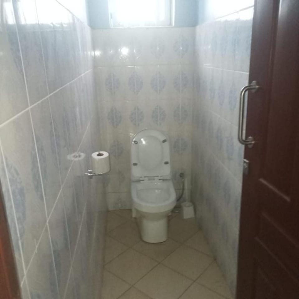 Shower, rainfall showerhead, free toiletries, towels