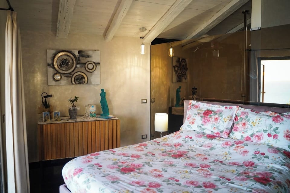 Deluxe Studio Suite, 1 Double Bed, Sea View | In-room safe, free WiFi, bed sheets