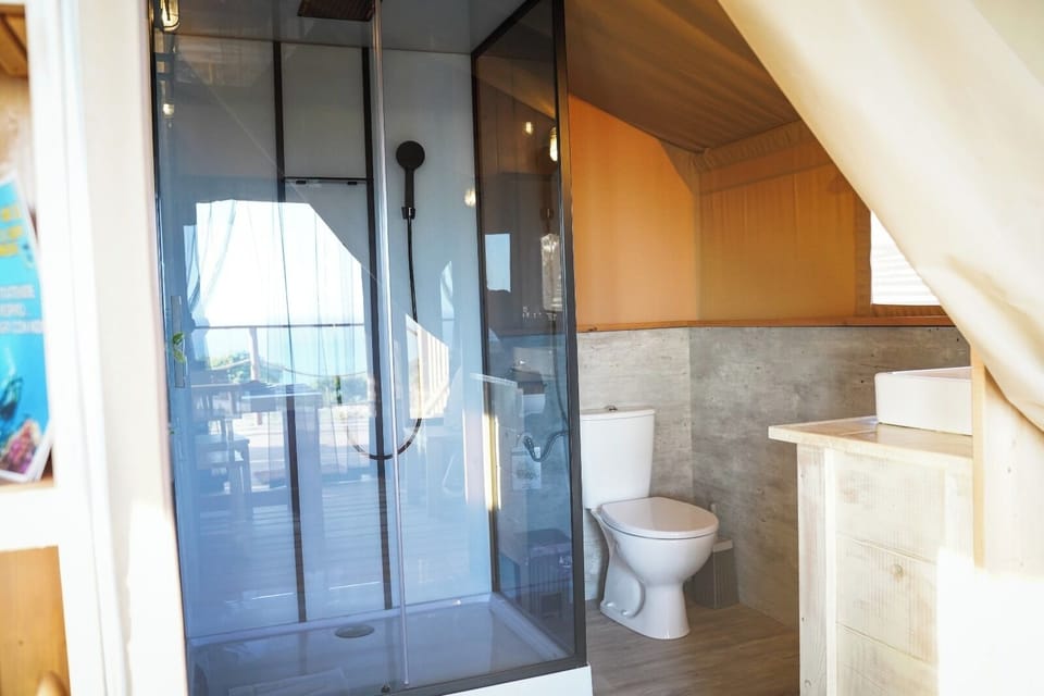 Deluxe Tent | Bathroom | Shower, free toiletries, hair dryer, towels
