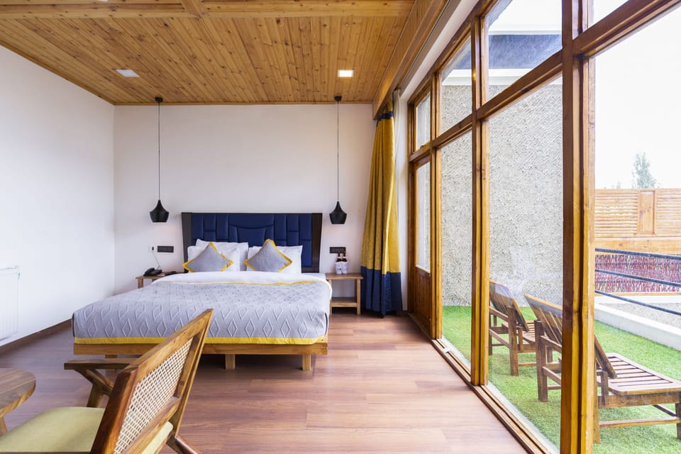 Premium bedding, WiFi (free), bed sheets