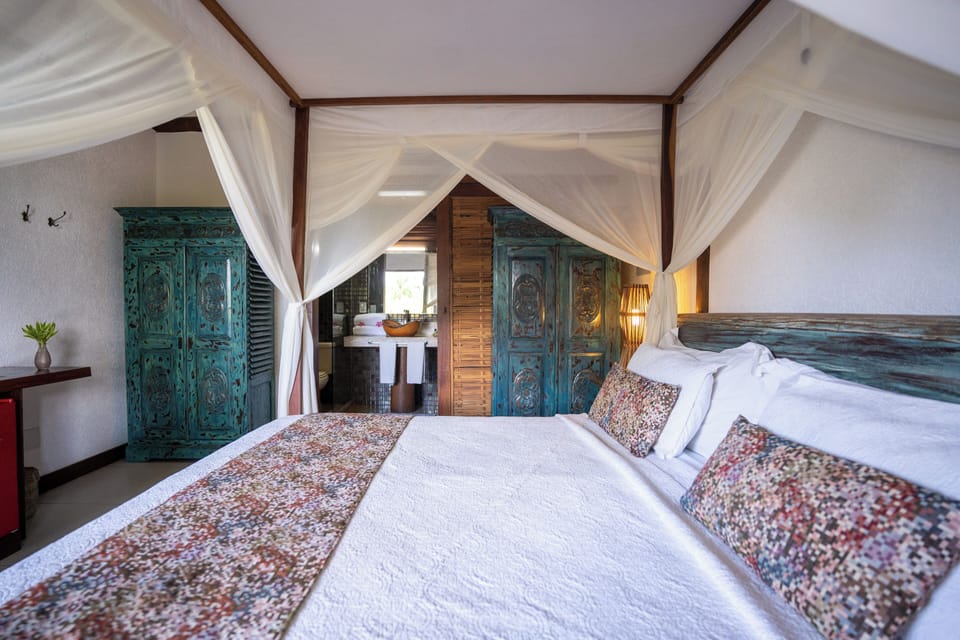 Suite Deluxe com Varanda | Minibar, in-room safe, individually decorated, individually furnished
