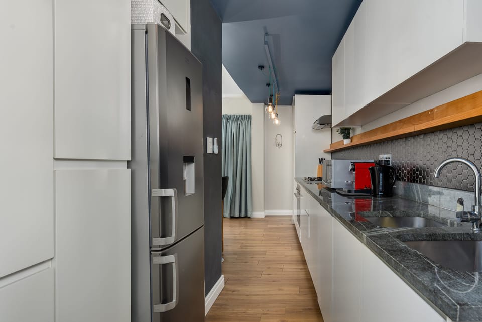 Executive Apartment | Private kitchen | Fridge, microwave, oven, stovetop