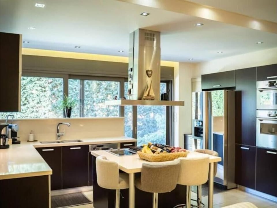 Classic Villa | Private kitchen | Fridge, microwave, oven, stovetop
