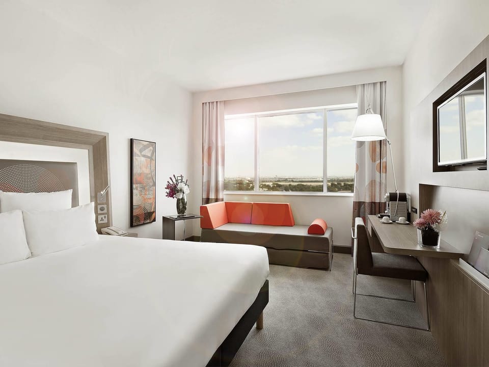 Executive Room, 1 Queen Bed with Sofa | Minibar, in-room safe, desk, laptop workspace