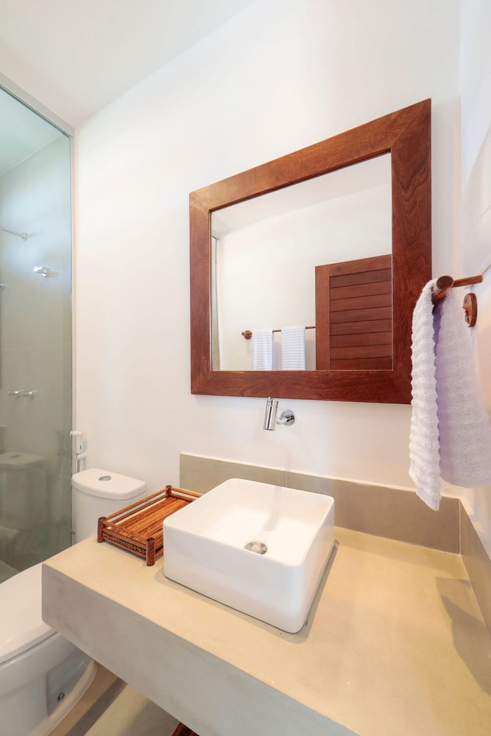Shower, rainfall showerhead, free toiletries, towels