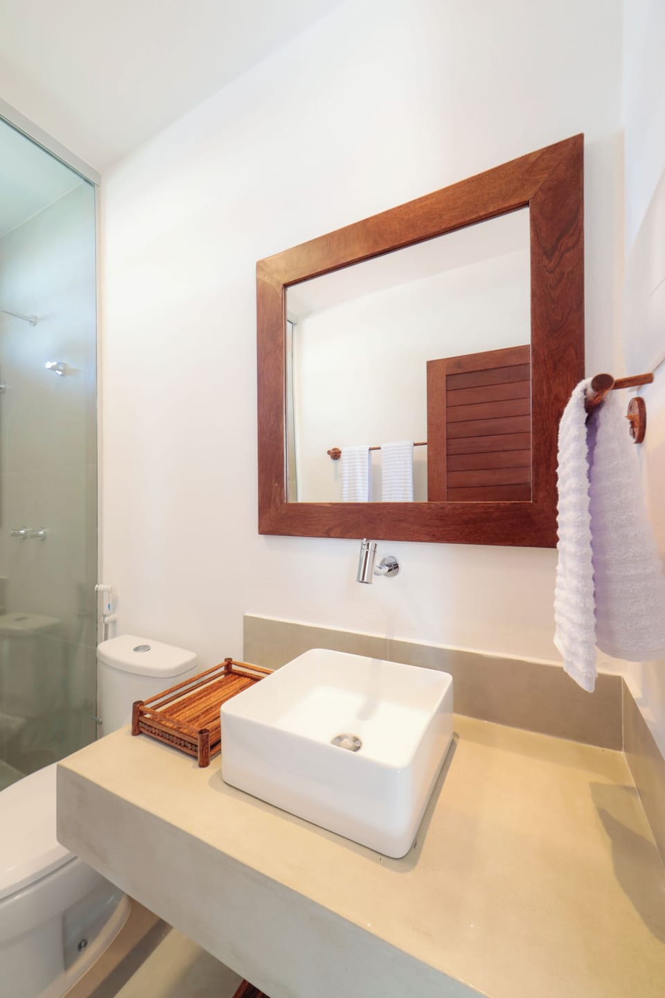 Shower, rainfall showerhead, free toiletries, towels