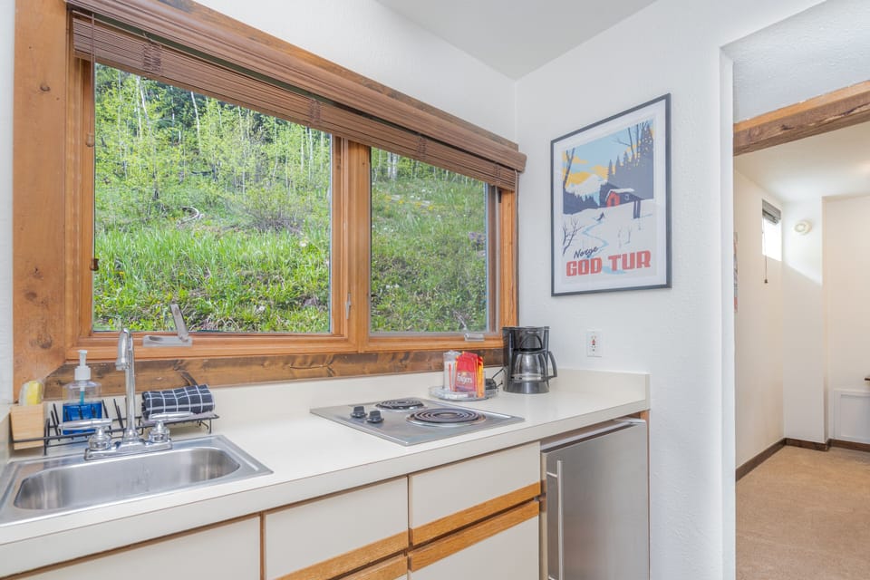Studio | Private kitchen | Fridge, coffee/tea maker, toaster