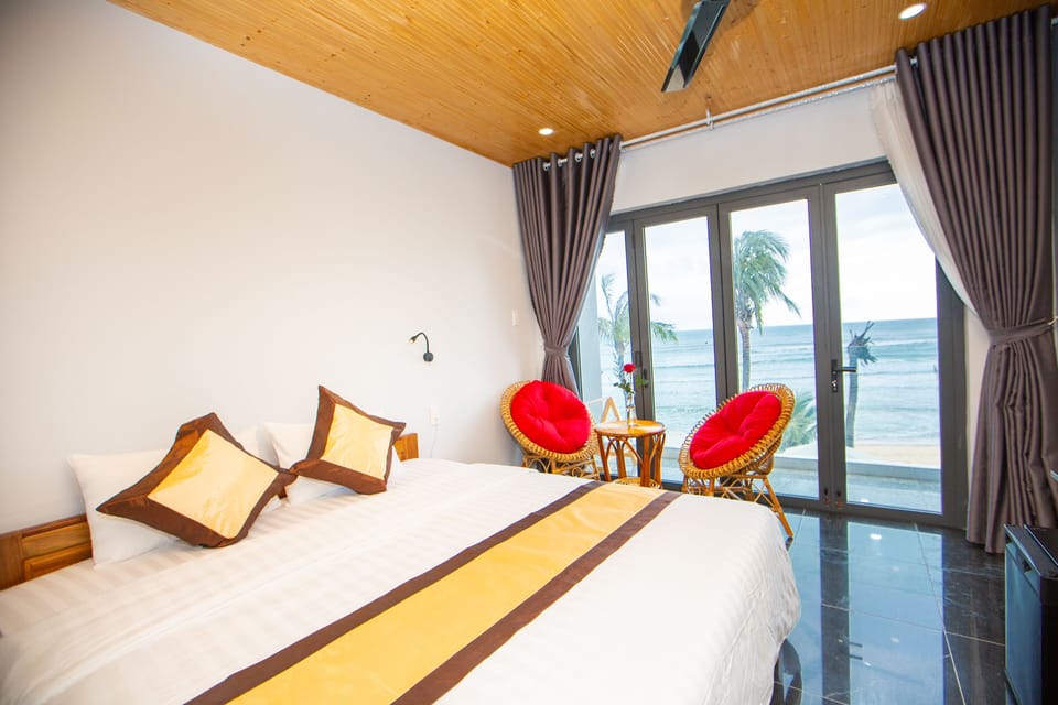 Deluxe Double Room, 1 King Bed | Premium bedding, minibar, WiFi (free), bed sheets