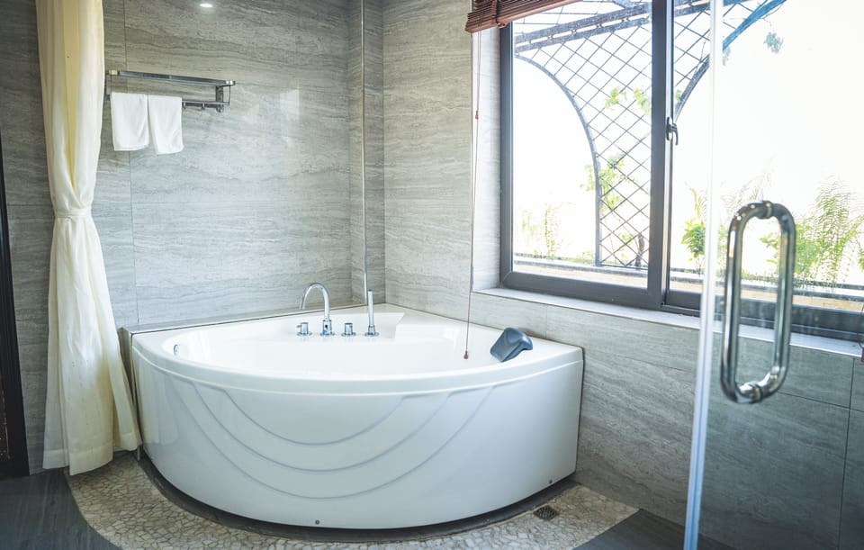 Executive Room | Bathroom | Free toiletries, hair dryer, bidet, towels