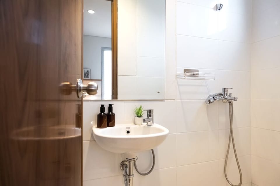 Premium Single Room | Bathroom | Shower, free toiletries, bidet, towels