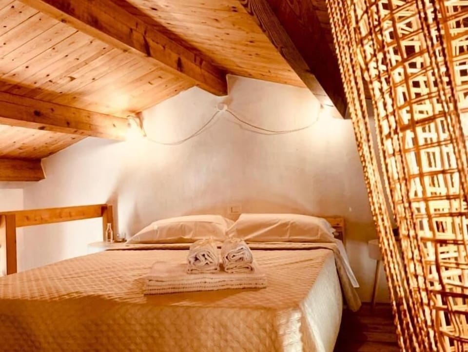 Classic Room | Frette Italian sheets, premium bedding, down comforters, minibar
