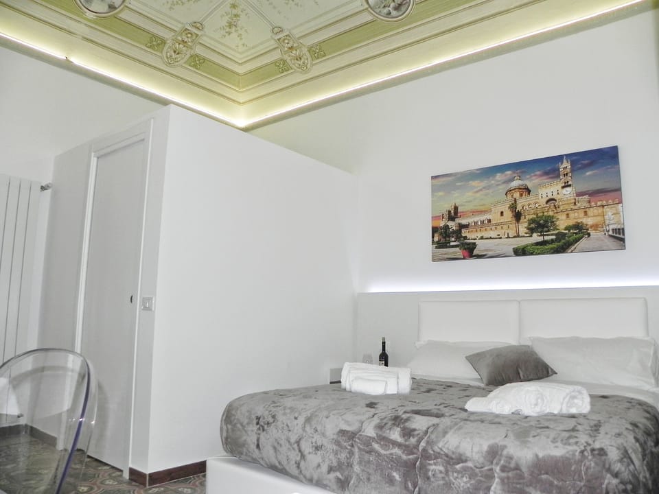 Deluxe Room, 1 King Bed, Balcony, City View | 1 bedroom, Egyptian cotton sheets, premium bedding, down comforters