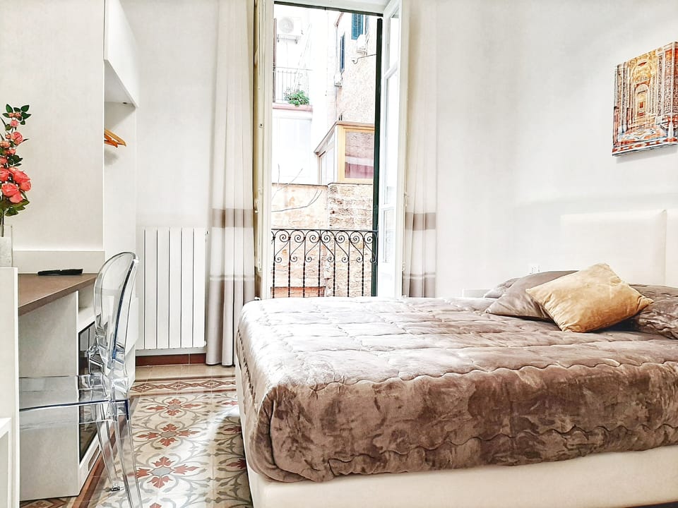 1 bedroom, Egyptian cotton sheets, premium bedding, down comforters