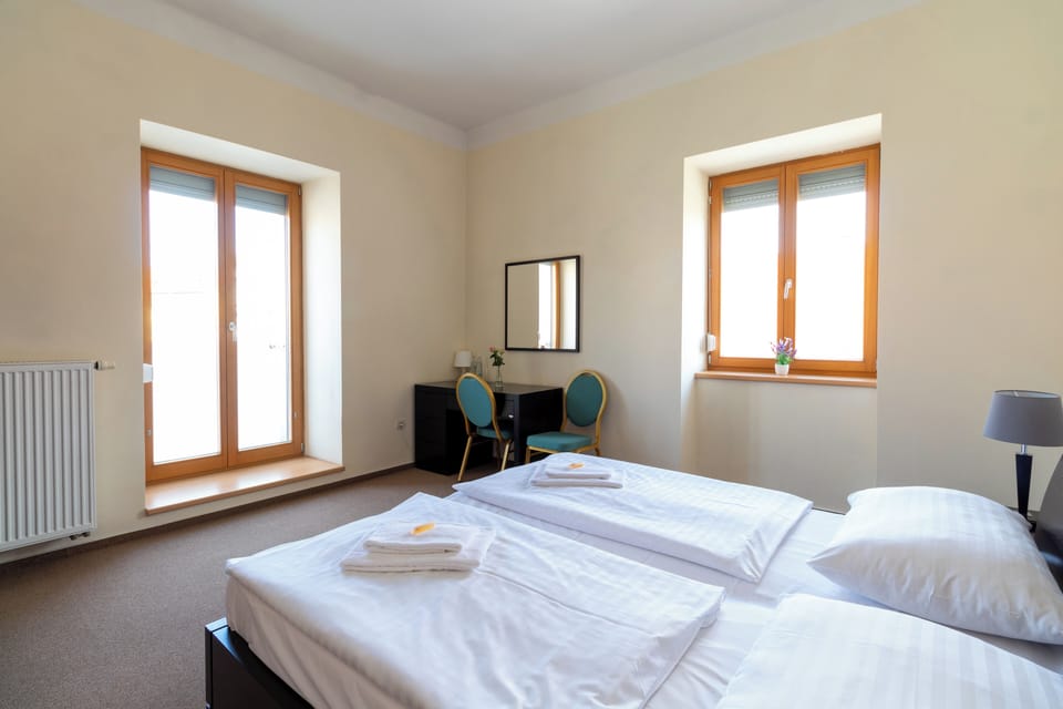 Economy Suite | Desk, laptop workspace, free WiFi, bed sheets