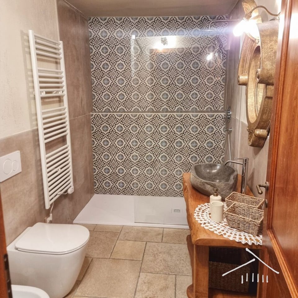 Deluxe Quadruple Room, Multiple Beds | Bathroom | Shower, rainfall showerhead, free toiletries, hair dryer