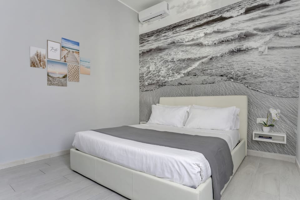 Room, 1 Bedroom | 1 bedroom, hypo-allergenic bedding, down comforters, iron/ironing board